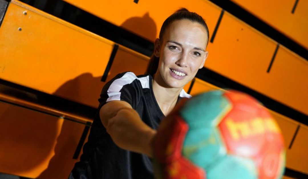 Mireia Rodríguez posa con un balón Mireia Rodríguez posa con un balón