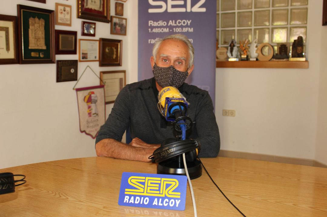 El pintor Emili Blanes en el estudio central de Radio Alcoy El pintor Emili Blanes en el estudio central de Radio Alcoy