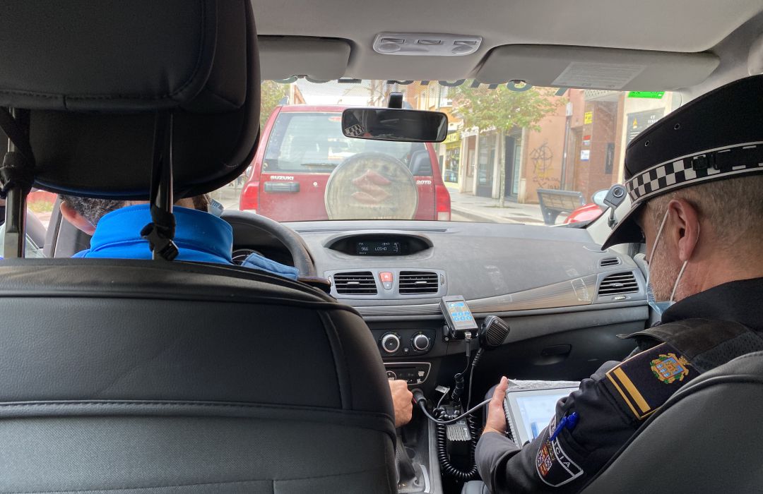 Los agentes, en pleno servicio por la calle Carrequemada Los agentes, en pleno servicio por la calle Carrequemada