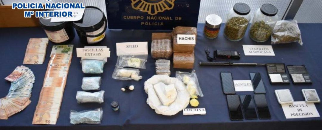 Efectos intervenidos por la Policía Nacional en un operativo con ocho detenidos por tráfico de drogas en A Coruña Efectos intervenidos por la Policía Nacional en un operativo con ocho detenidos por tráfico de drogas en A Coruña