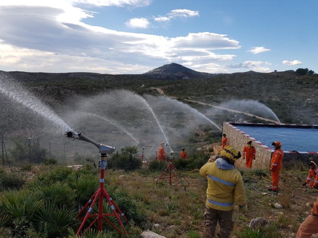 Pruebas con cañones antiincendios en Xàbia. Pruebas con cañones antiincendios en Xàbia.