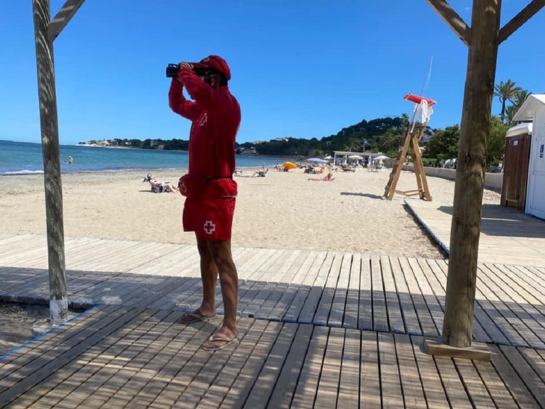 Socorrista de Cruz Roja en las playas de Dénia. Socorrista de Cruz Roja en las playas de Dénia.