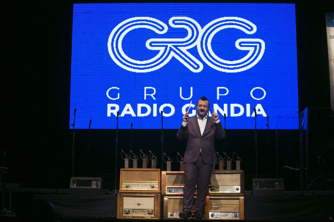 El presentador Daniel Ardid con las esculturas de los premios en la última gala de los Premios del Grupo Radio Gandia El presentador Daniel Ardid con las esculturas de los premios en la última gala de los Premios del Grupo Radio Gandia