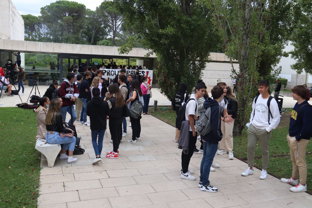 Diversos estudiants esperen per entrar a la facultat de Dret durant la protesta Diversos estudiants esperen per entrar a la facultat de Dret durant la protesta