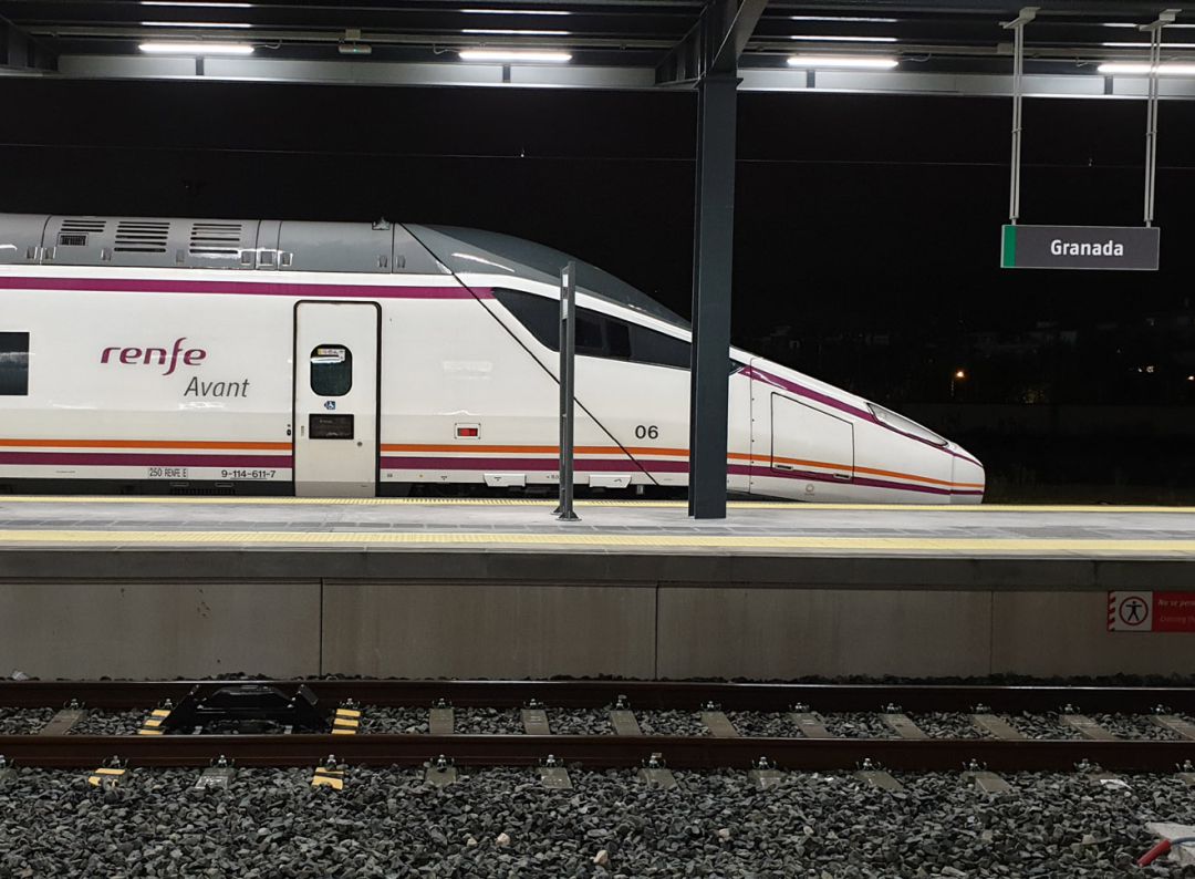 Uno de los trenes de alta velocidad modelo AVANT 114 en la estación de Granada Uno de los trenes de alta velocidad modelo AVANT 114 en la estación de Granada