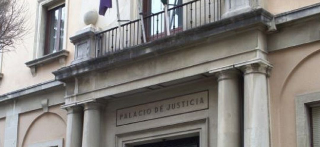 Fachada principal de la Audiencia Provincial de Jaén. Fachada principal de la Audiencia Provincial de Jaén.