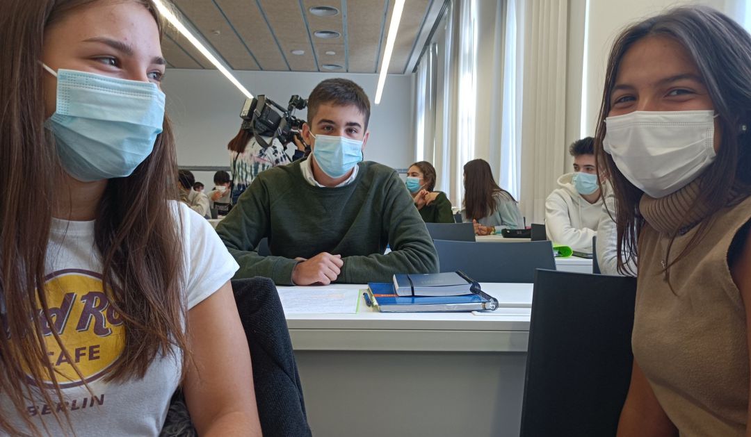 Varios estudiantes con mascarilla dentro de un aula. Varios estudiantes con mascarilla dentro de un aula.