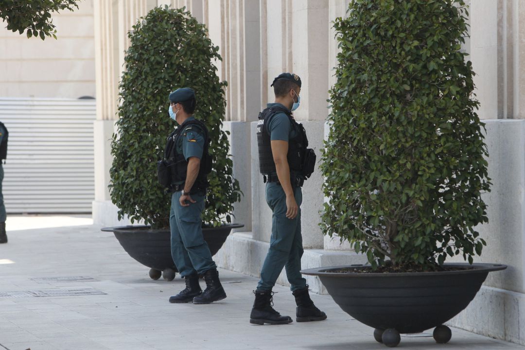 Dos guàrides civils vigilen l'accés a la seu de l'APB a Palma durant el registre de les oficines amb motiu de la investigació del Cas Ports. Dos guàrides civils vigilen l'accés a la seu de l'APB a Palma durant el registre de les oficines amb motiu de la investigació del Cas Ports.