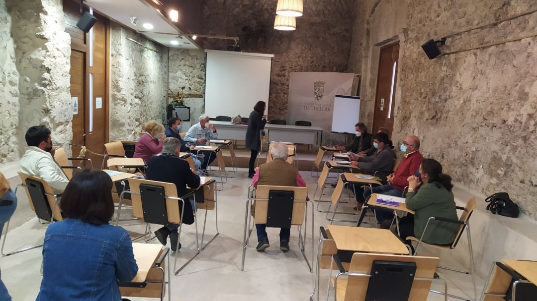 Agentes sociales y económicos de la Tierra de Pinares participan en una reunión con investigadores de la UVa Agentes sociales y económicos de la Tierra de Pinares participan en una reunión con investigadores de la UVa