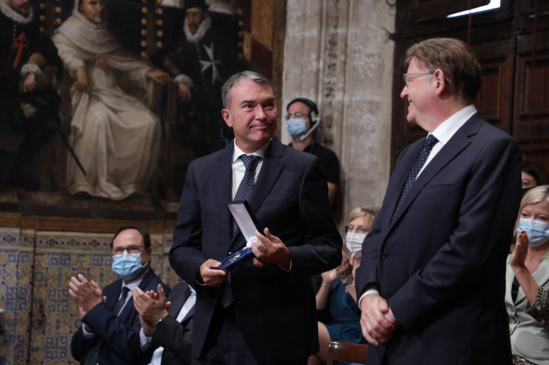 Bernardo Guzmán, director de Cadena SER Comunitat Valenciana recibe la distinción de la Generalitat con el president Ximo Puig Bernardo Guzmán, director de Cadena SER Comunitat Valenciana recibe la distinción de la Generalitat con el president Ximo Puig