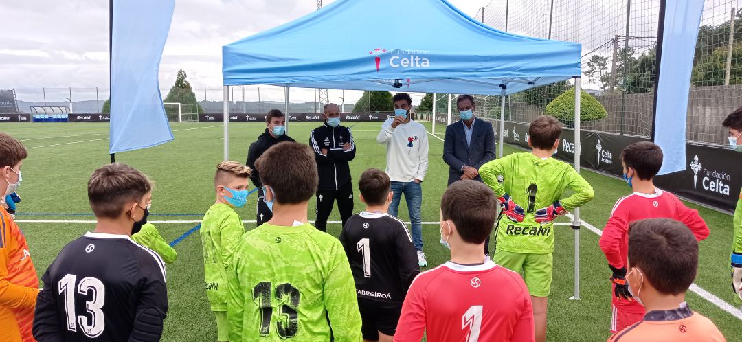 Sergio Álvarez visita a los futbolistas de la Escuela de Porteros que lleva su nombre Sergio Álvarez visita a los futbolistas de la Escuela de Porteros que lleva su nombre