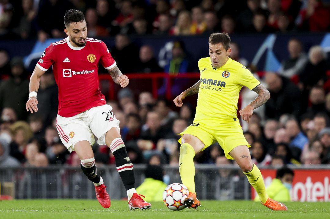 Rubén Peña (d) trata de marcharse del marcaje del jugador del Manchester United, Álex Telles Rubén Peña (d) trata de marcharse del marcaje del jugador del Manchester United, Álex Telles