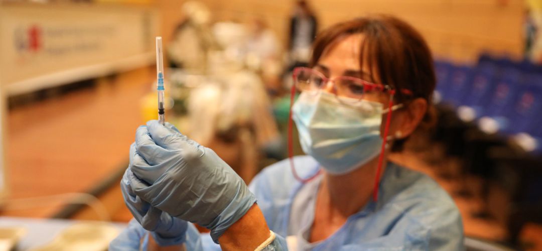 Una sanitaria prepara una vacuna contra el coronavirus. Una sanitaria prepara una vacuna contra el coronavirus.