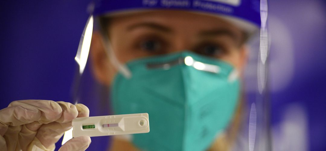Una sanitaria con un test de antígenos Una sanitaria con un test de antígenos