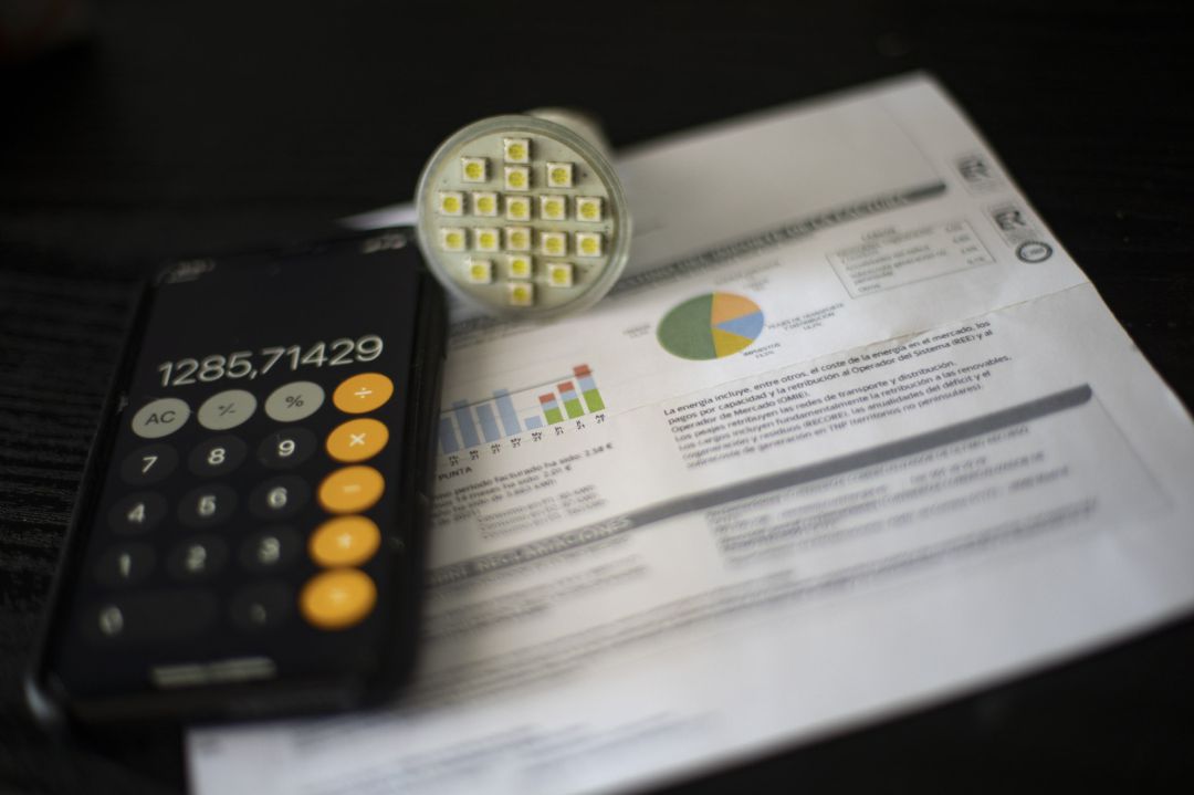 Una factura del consumo de luz. Una factura del consumo de luz.