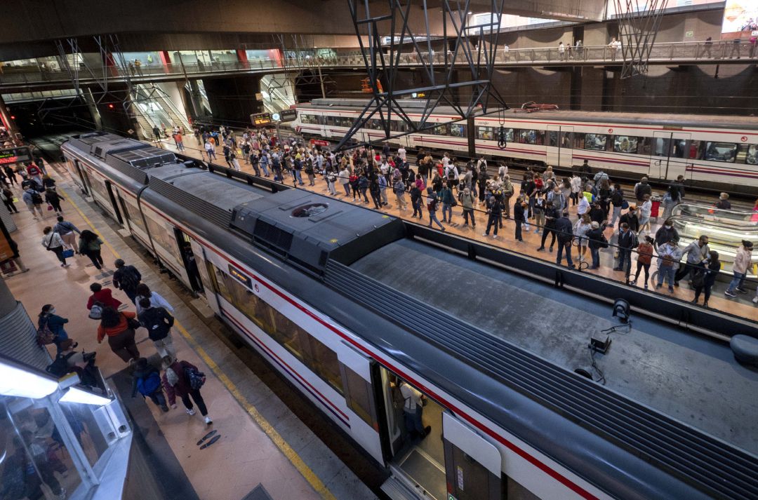 Un gran número de pasajeros espera la llegada de trenes en la estación de Madrid - Puerta de Atocha Un gran número de pasajeros espera la llegada de trenes en la estación de Madrid - Puerta de Atocha