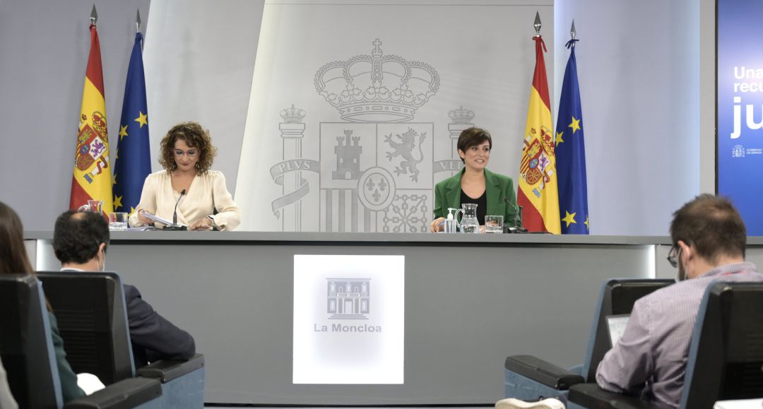 La ministra de Hacienda y Función Pública, Maria Jesús Montero (i) y la ministra Portavoz, Isabel Rodríguez (d), comparecen en rueda de prensa posterior al Consejo de Ministros extraordinario La ministra de Hacienda y Función Pública, Maria Jesús Montero (i) y la ministra Portavoz, Isabel Rodríguez (d), comparecen en rueda de prensa posterior al Consejo de Ministros extraordinario