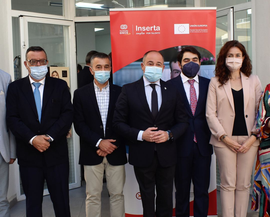 Foto de familia en la inauguración de la nueva sede Foto de familia en la inauguración de la nueva sede