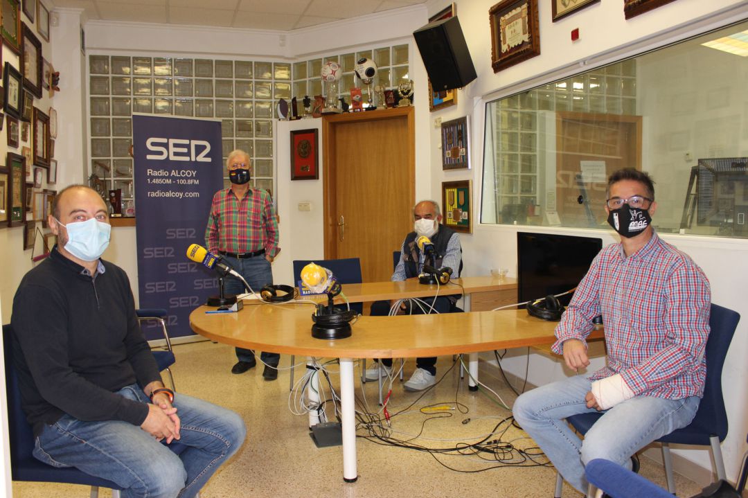 Pepe Pascual, Óscar Gutiérrez, Paco Aznar y Juan José Ferri en el estudio central de Radio Alcoy Pepe Pascual, Óscar Gutiérrez, Paco Aznar y Juan José Ferri en el estudio central de Radio Alcoy