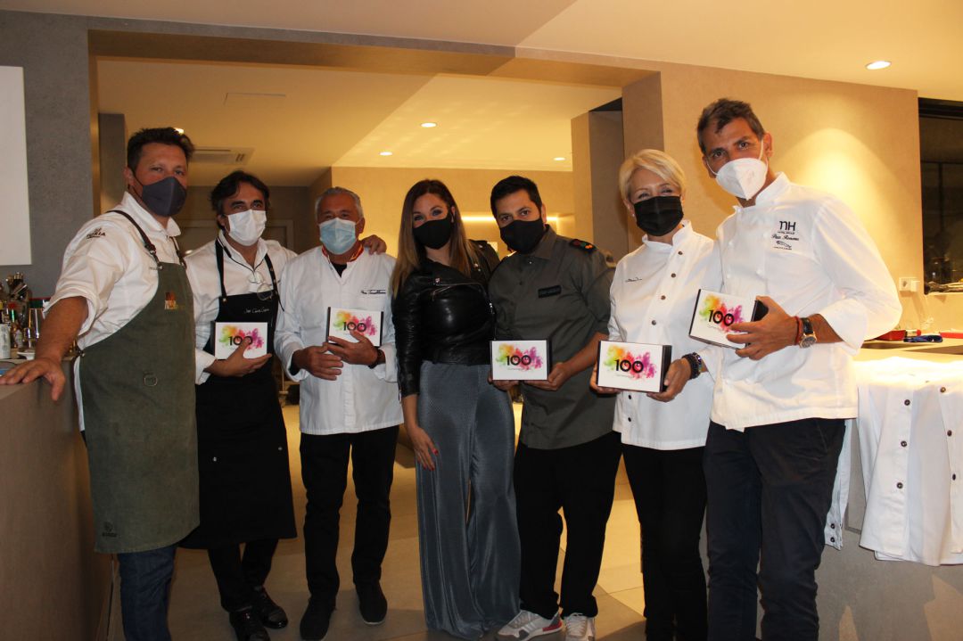 Kiko Moya, José Carlos García, Paco Torreblanca, Leire Martínez, Diego Gallegos, Susi Díaz y Paco Roncero en la cocina de L'Escaleta Kiko Moya, José Carlos García, Paco Torreblanca, Leire Martínez, Diego Gallegos, Susi Díaz y Paco Roncero en la cocina de L'Escaleta