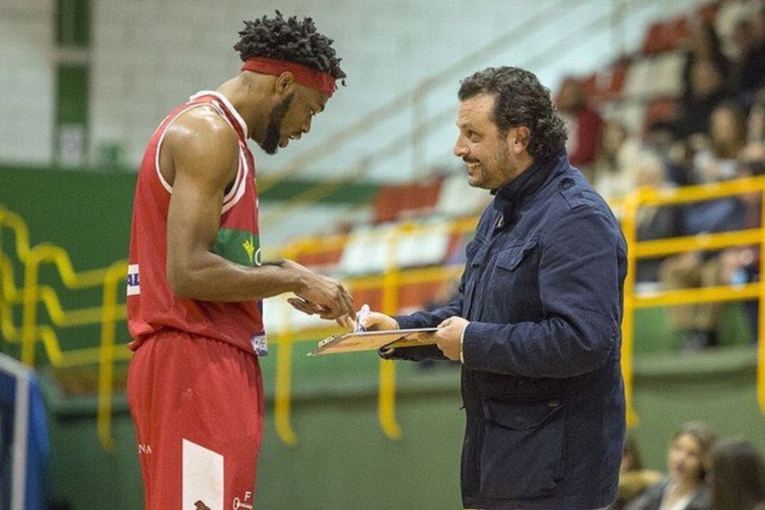 El técnico dando indicaciones en uno de los partidos El técnico dando indicaciones en uno de los partidos