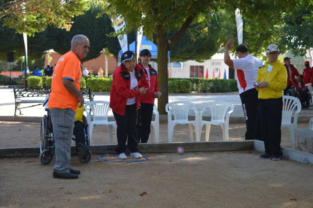 Jugadores practicando a la petanca Jugadores practicando a la petanca