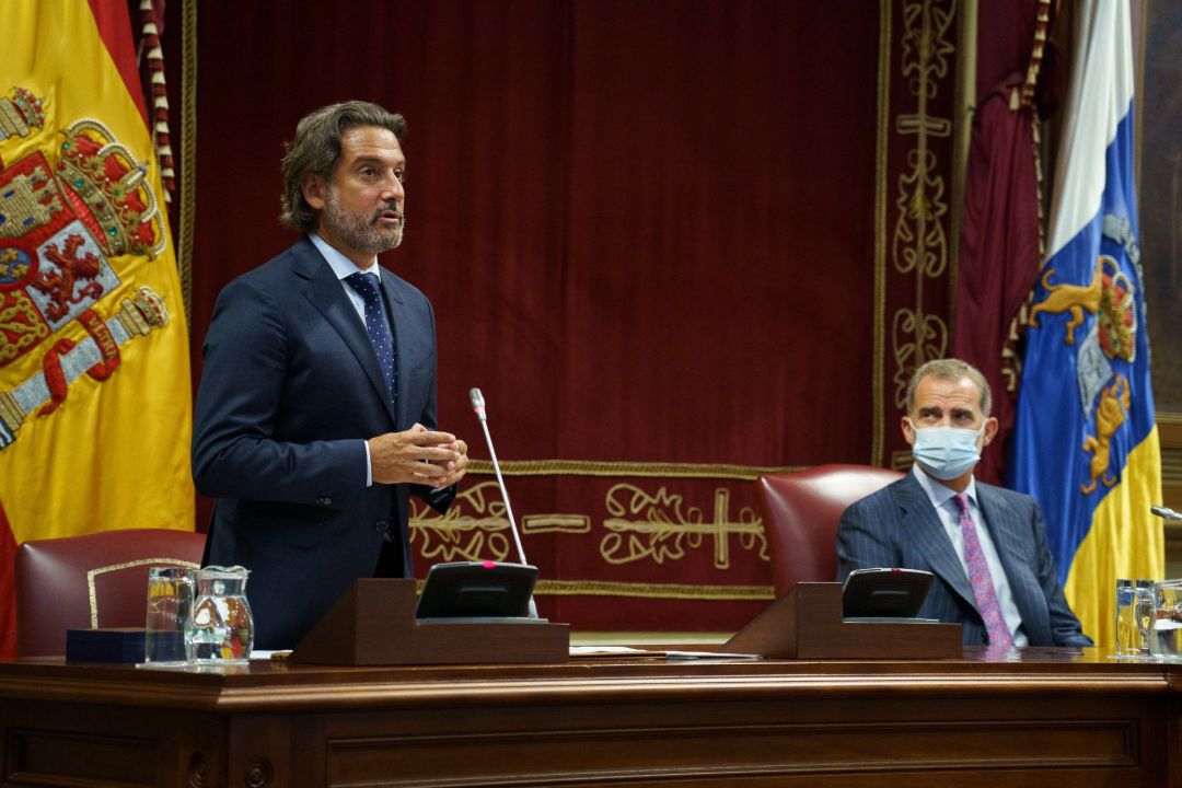 En la imagen, el presidente de la Cámara, Gustavo Matos (de pie) se dirige a Don Felipe. EFE En la imagen, el presidente de la Cámara, Gustavo Matos (de pie) se dirige a Don Felipe. EFE
