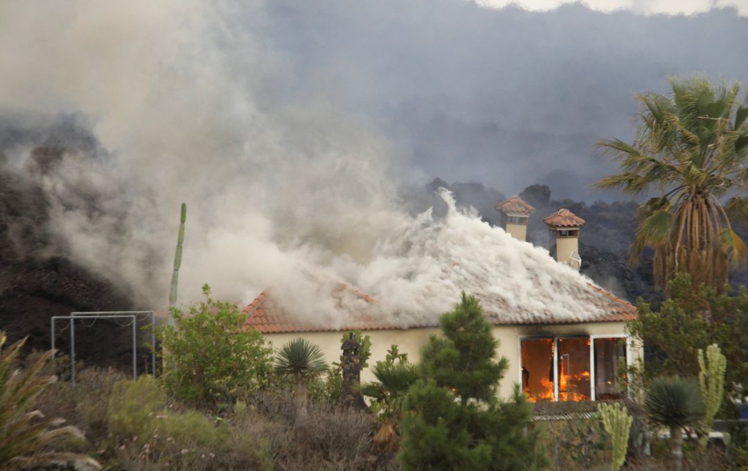 Una casa es destruida por la lava del volcán de la zona de Los Llanos Una casa es destruida por la lava del volcán de la zona de Los Llanos