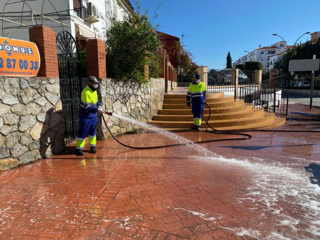 Varios trabajadores de Soliarsa limpian el acerado de la avenida de Málaga Varios trabajadores de Soliarsa limpian el acerado de la avenida de Málaga