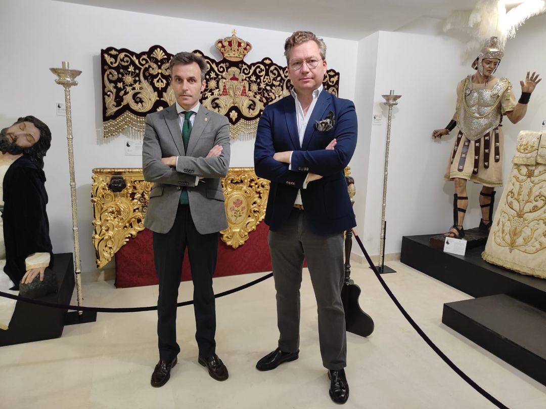 El presidente de la Agrupación de Hermandades de Ronda, Francisco Ruiz Arrocha, junto al cartelista del próximo año El presidente de la Agrupación de Hermandades de Ronda, Francisco Ruiz Arrocha, junto al cartelista del próximo año