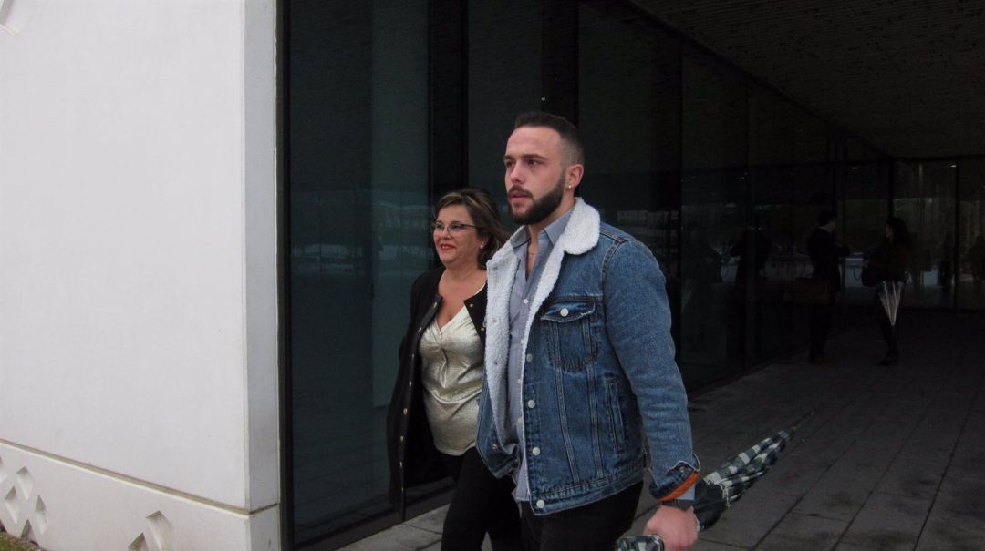 Cristian Menacho y su madre, a la salida de los juzgados Cristian Menacho y su madre, a la salida de los juzgados
