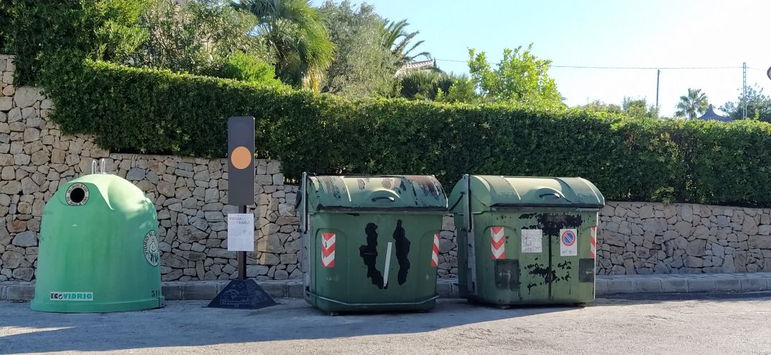 Batería de contenedores en la zona del Montgó. Batería de contenedores en la zona del Montgó.