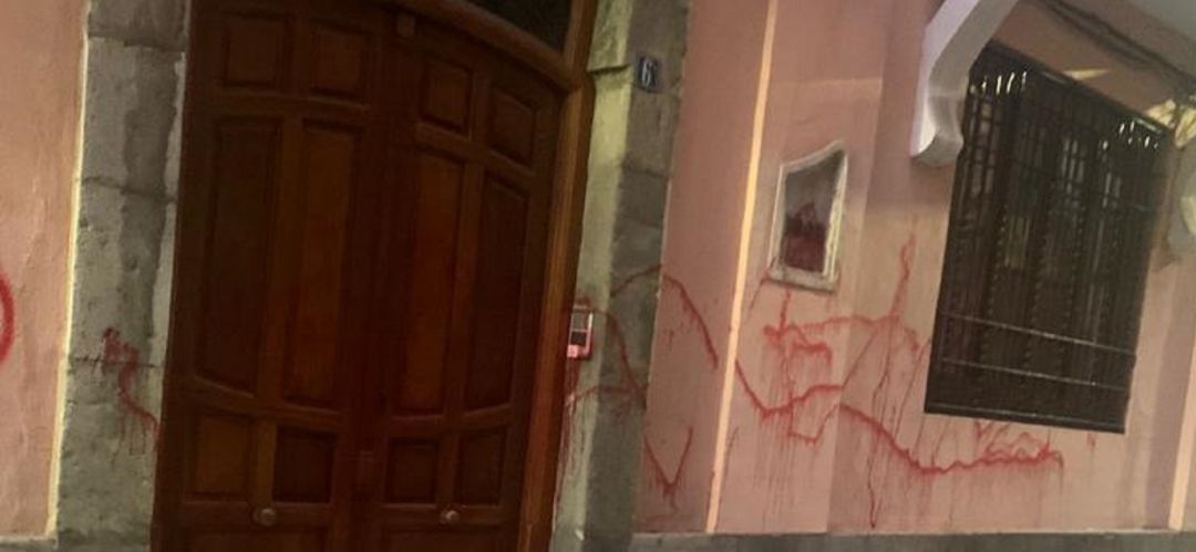 La sede provincial del PSOE amanece con su fachada repleta de pintadas. La sede provincial del PSOE amanece con su fachada repleta de pintadas.