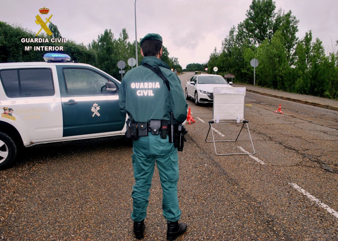 Control de la Guardia Civil de tráfico Control de la Guardia Civil de tráfico