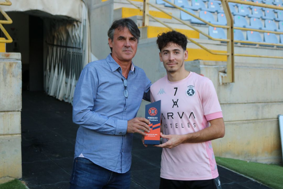 Aarón recibe el premio de manos de Ricar Pozo, director deportivo de la Cultural Aarón recibe el premio de manos de Ricar Pozo, director deportivo de la Cultural