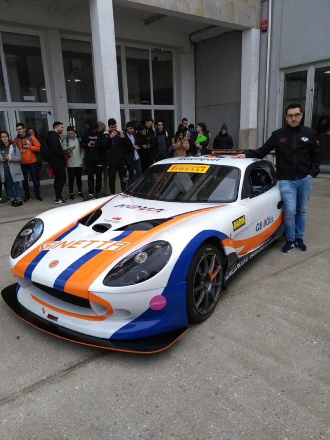Jose Liste posa co seu coche Jose Liste posa co seu coche