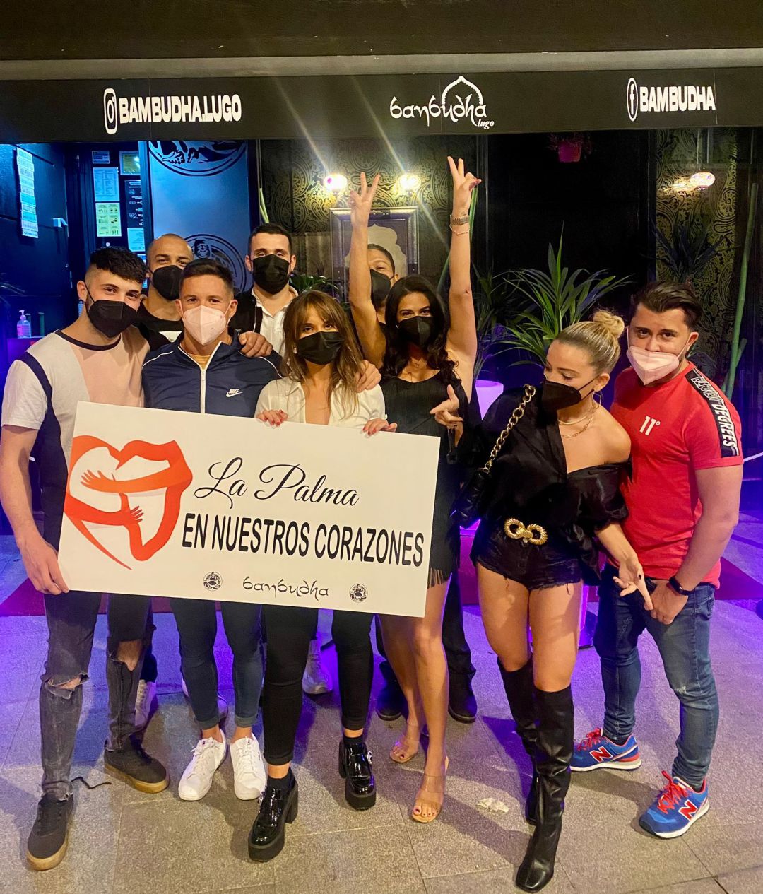 El equipo del Bambudha sosteninedo el cartel solidario El equipo del Bambudha sosteninedo el cartel solidario