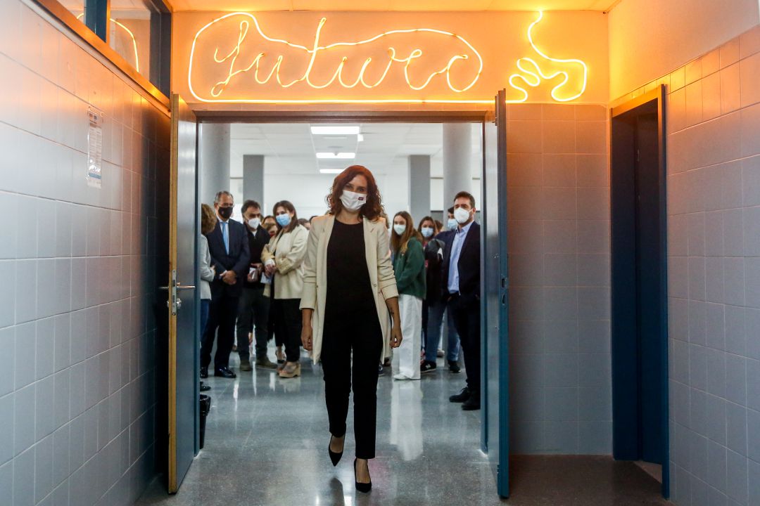 Isabel Díaz Ayuso, en una visita a un instituto público Isabel Díaz Ayuso, en una visita a un instituto público