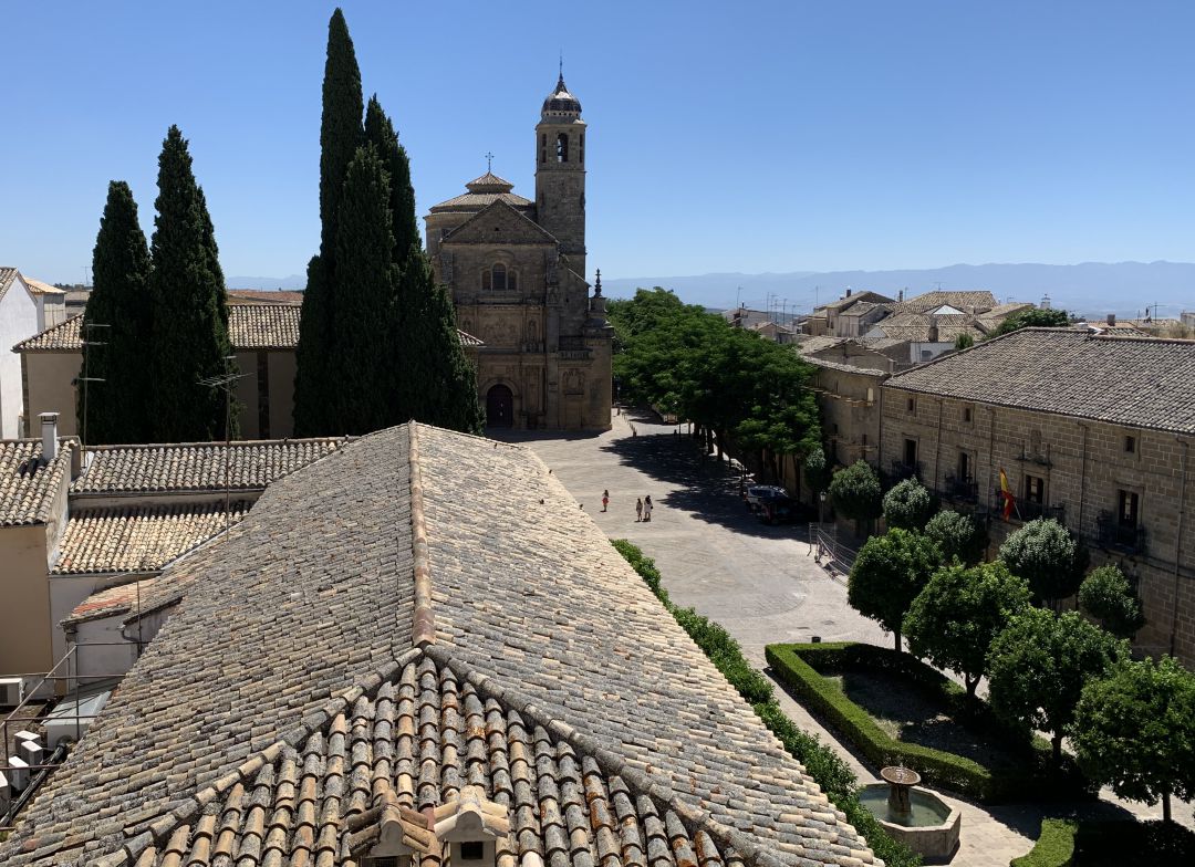 Vistas de la Plaza Vázquez de Molina desde el archivo municipal Vistas de la Plaza Vázquez de Molina desde el archivo municipal