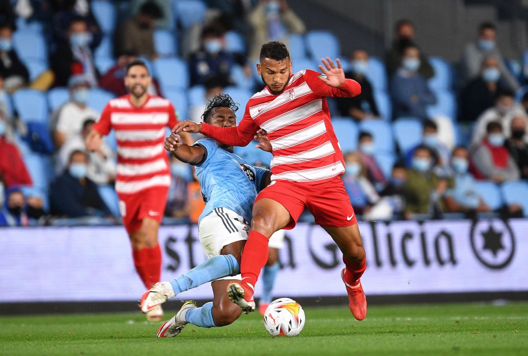 Renato Tapia ante Luis Suarez durante el partido ante el Granada Renato Tapia ante Luis Suarez durante el partido ante el Granada