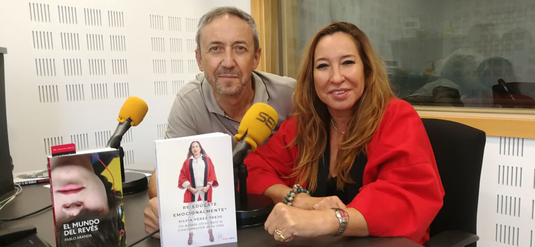 Silvia Pérez Trejo, junto a Chema Contreras en los estudios de SER Madrid Sur Silvia Pérez Trejo, junto a Chema Contreras en los estudios de SER Madrid Sur
