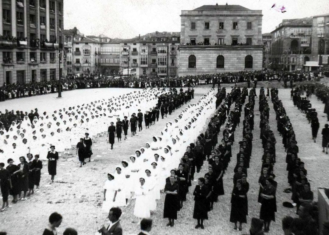 Las mujeres formadas para recibir el emblema Las mujeres formadas para recibir el emblema