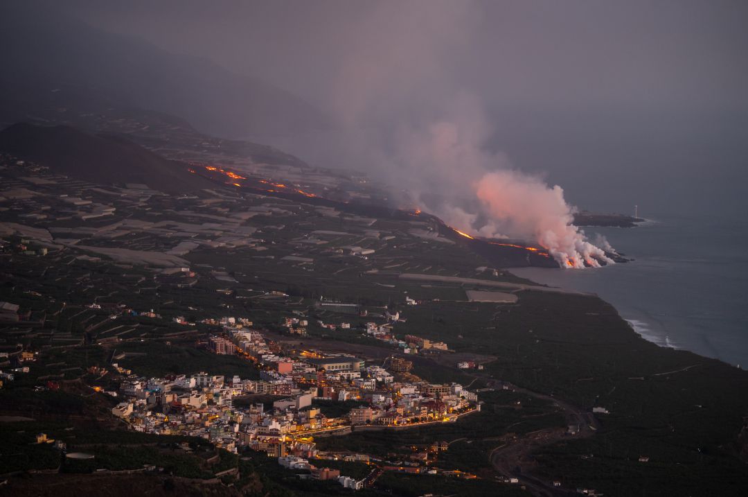 La lava del volcán de La Palma alcanza el mar. La lava del volcán de La Palma alcanza el mar.