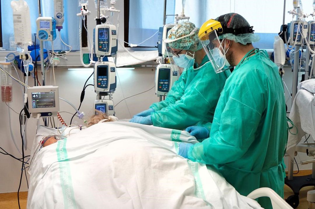 Enfermo UCI en hospitales Enfermo UCI en hospitales