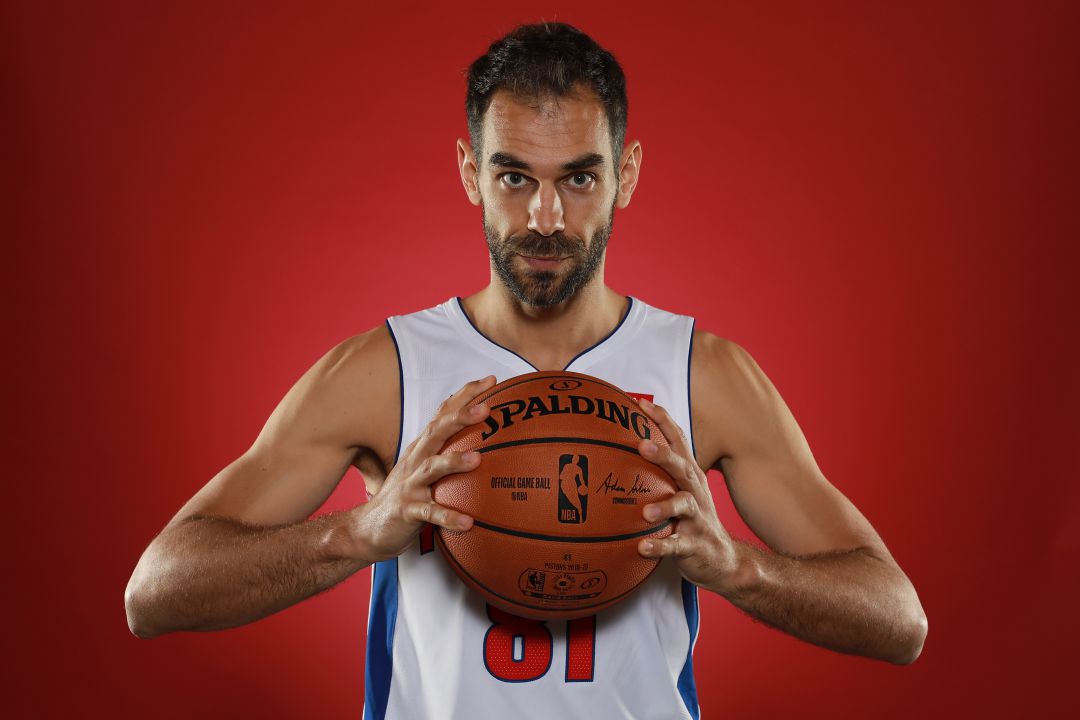 José Manuel Calderón posa con la camiseta de los Pistons José Manuel Calderón posa con la camiseta de los Pistons