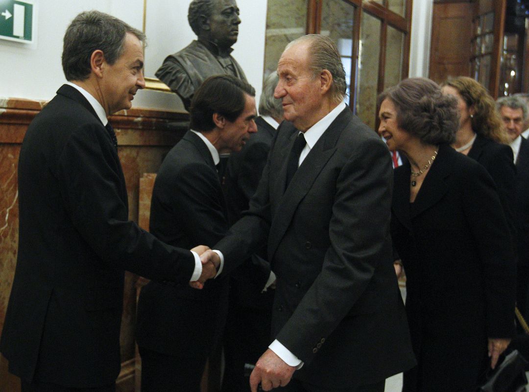 El expresidente Zapatero saluda a Juan Carlos I. El expresidente Zapatero saluda a Juan Carlos I.