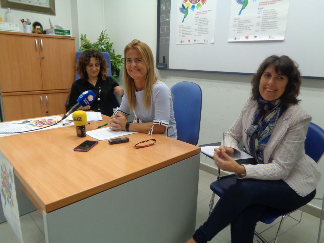 Imagen de archivo de la concejal responsable del área y trabajadoras sociales Imagen de archivo de la concejal responsable del área y trabajadoras sociales