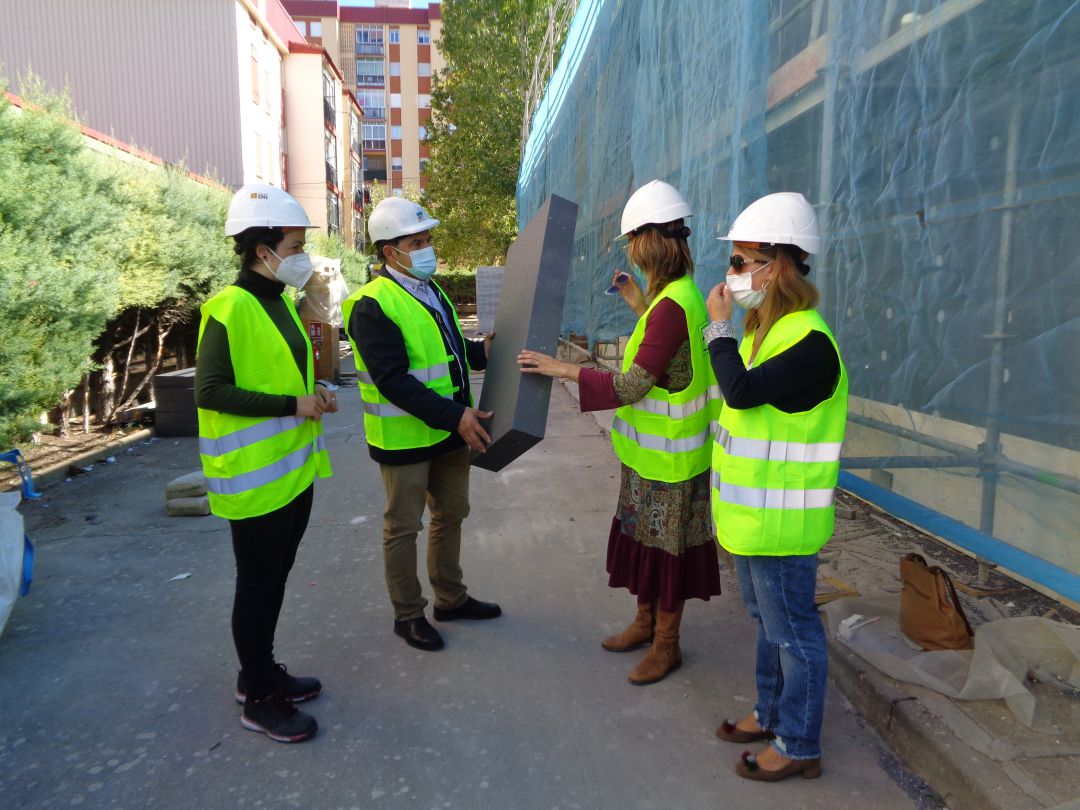 El grosor importa. La alcaldesa comprueba la calidad de las placas aislantes El grosor importa. La alcaldesa comprueba la calidad de las placas aislantes