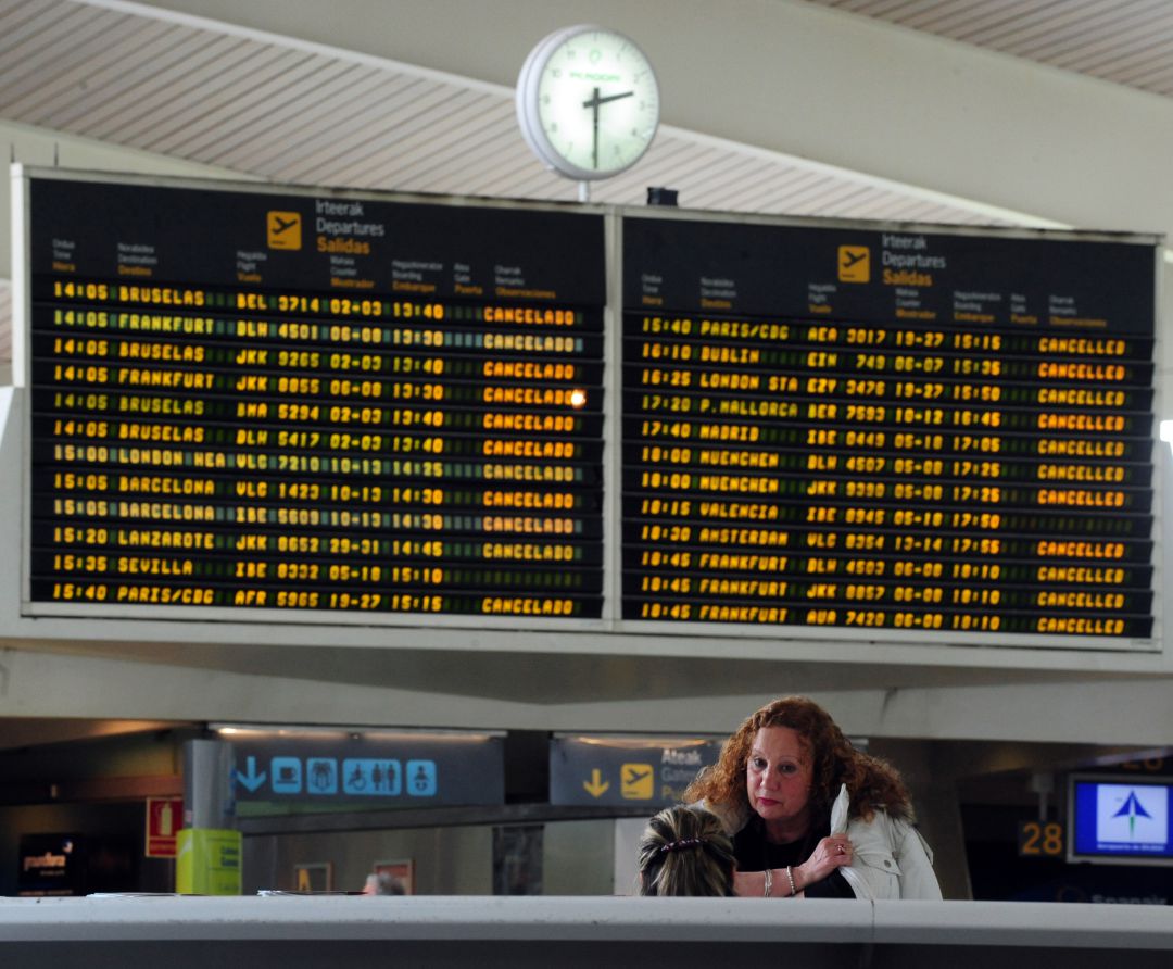 Una pasajera en el mostrador de información del aeropuerto de Loiu. Una pasajera en el mostrador de información del aeropuerto de Loiu.