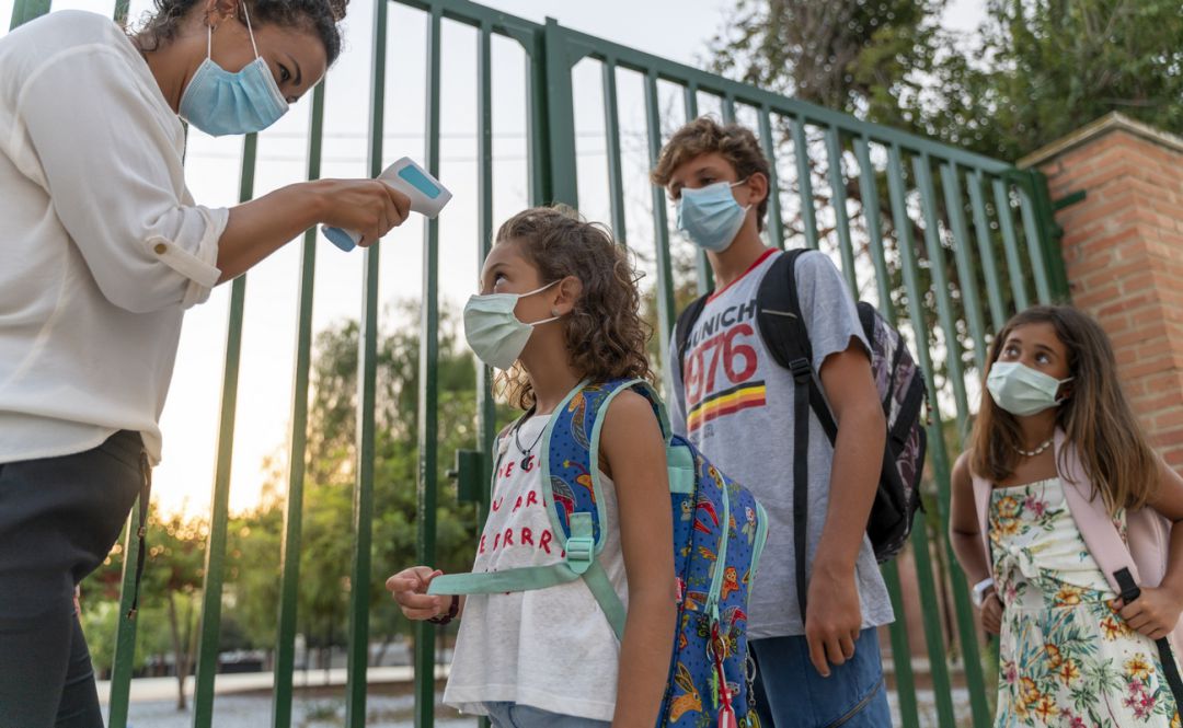 Toma de temperatura a las puertas un colegio Toma de temperatura a las puertas un colegio